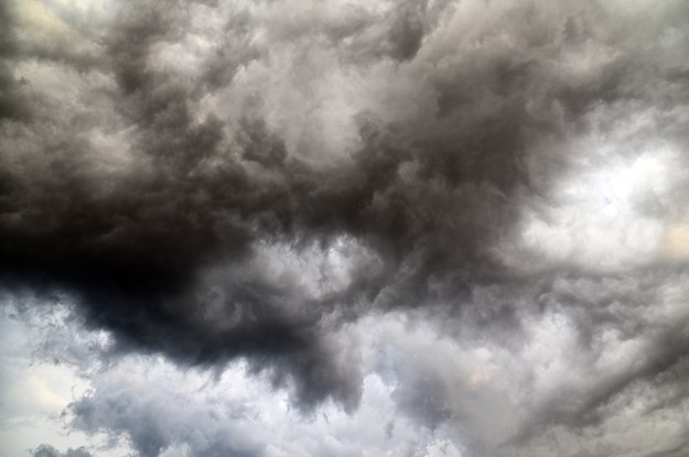 Chmury burzowe zbierają się nad Jeziorem Przystań, zatoce w północno-zachodniej części jeziora Mamry (zdjęcie z piątku) /	Marcin Bielecki   /PAP