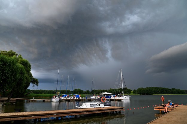 Chmury burzowe zbierają się nad Jeziorem Przystań / 	Marcin Bielecki    /PAP