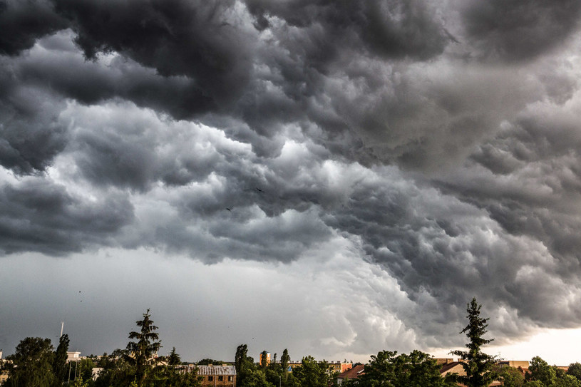 Chmury burzowe, zdjęcie ilustracyjne /MAREK MALISZEWSKI/REPORTER /Reporter