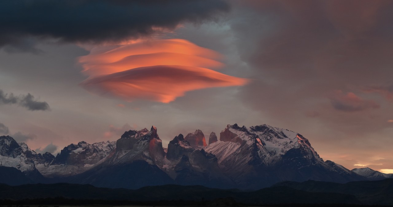 Chmury soczewkowate często przypominają statki kosmiczne obcych, czyli popularne UFO /Marc Thunis/Unsplash /
