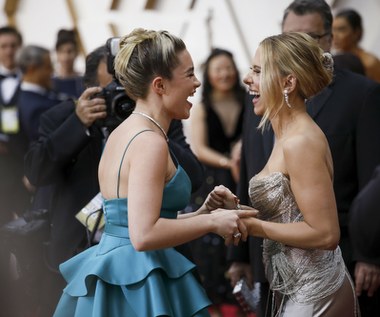 Choć bohaterki filmu "Czarna Wdowa" łączy skomplikowana relacja, prywatnie Florence Pugh i Scarlett Johansson świetnie się dogadują. Johansson zdradza, że odnalazła w Pugh siostrę, której nigdy nie miała.

"Nie mam młodszej siostry. Ale w przyjaźni z Florence jest sporo elementów siostrzeństwa" - przyznała Johansson. I dodała, że podziwia koleżankę z planu za godną pozazdroszczenia asertywność i silny charakter.

"Chciałabym być w jej wieku tak pewna siebie, mieć tak zdrowy stosunek do swojego ciała, wyglądu, mieć tyle szacunku do samej siebie. Gdy mówi o przyjaciołach, partnerze, rodzinie, przypomina mi, jak ważne jest, by mieć zaufanie do własnych przekonań i bez względu na wszystko strzec swoich wartości" - zaznaczyła Johansson