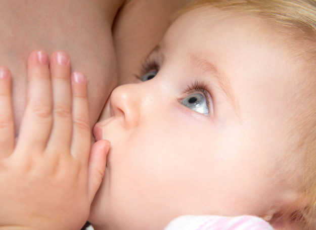 Choć ciąża nie jest przeciwwskazaniem do karmienia, warto zastanowić się, czy nie byłoby dobrze odstawić starszego malucha od piersi. /123RF/PICSEL