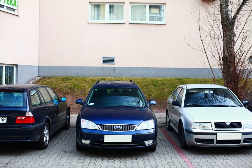 Choć czasem można spotkać tabliczki zakazujące parkowania tyłem, nie ma przepisu, który zabraniałby takiego sposobu postoju. Może być to jednak uciążliwe dla mieszkańców. /Motor