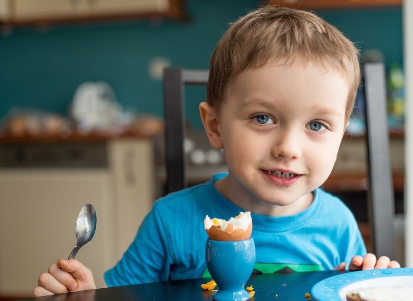 Choć dieta eliminacyjna bywa uciążliwa, pamiętać należy, że dziecko zazwyczaj wyrasta z alergii pokarmowej /123RF/PICSEL