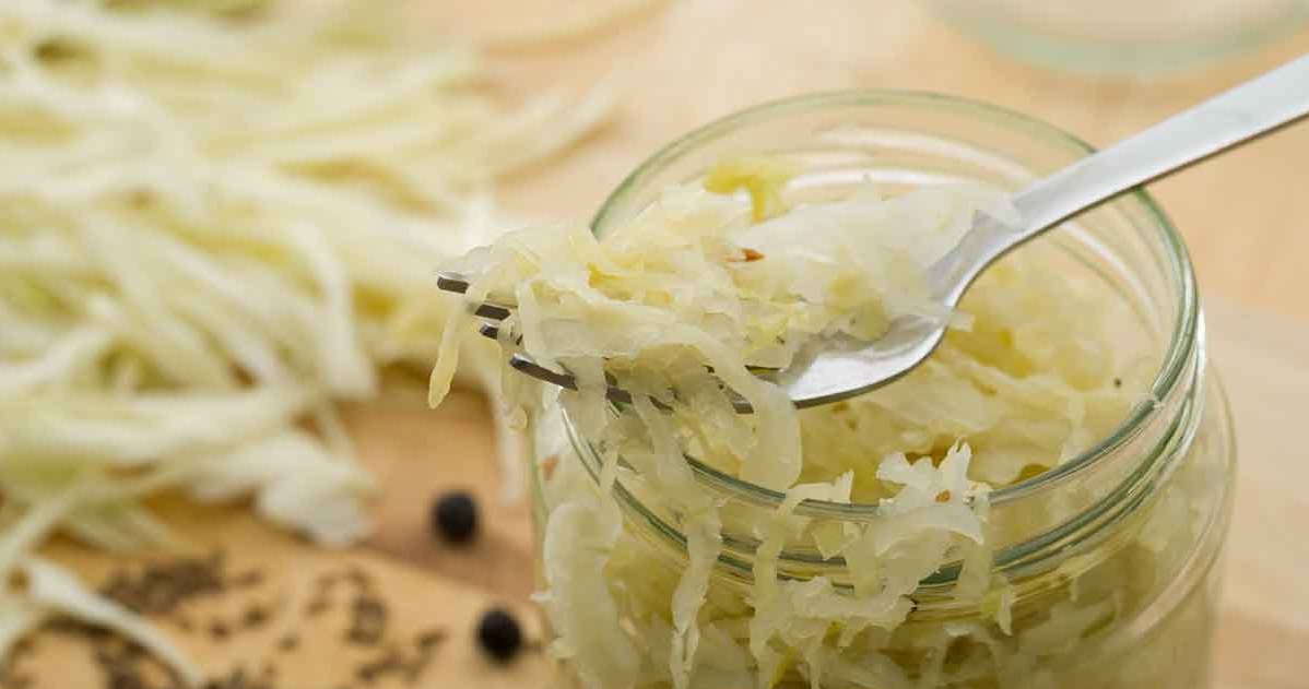 Choć kiszonki wspierają pracę jelit, nie wszyscy powinni je pić /123RF/PICSEL