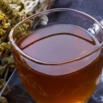 Choć nie ma kofeiny, wzmacnia i zmniejsza uczucie zmęczenia. Pomaga na problemy z trawieniem  