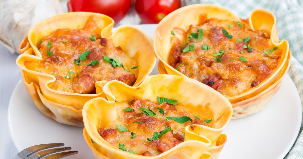 Choć włoska zapiekanka jest bardzo znana, to mało kto próbował babeczek jak lasagne /iuliian /123RF/PICSEL