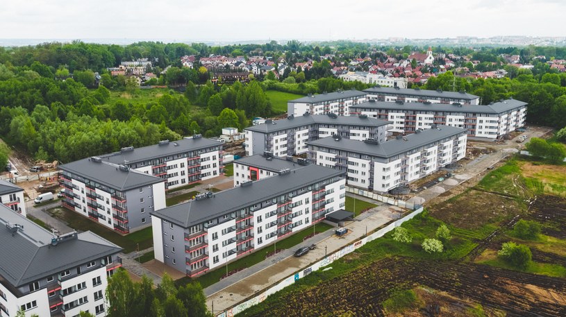 Choć zdolność kredytowa Polaków znowu rośnie, daleko jej jeszcze do sytuacji sprzed podwyżki stóp /.