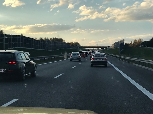 Chociaż autostrada A4 po zderzeniu 9 samochodów jest już przejezdna, nie oznacza to końca utrudnień dla kierowców /Marek Wiosło /RMF FM