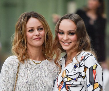 Chociaż część dzieciństwa spędziła w Los Angeles, a część we Francji, rodzice starali się, by miała w miarę normalne dzieciństwo. Zależało im, by zachowana była prywatność zarówno jej, jak i jej młodszego brata Jacka. "Docenienie swojego życia prywatnego i zachowanie go dla siebie zawsze było dla mnie ważne" - stwierdza Lily-Rose (na zdjęciu z mamą Vanessą Paradis).

 