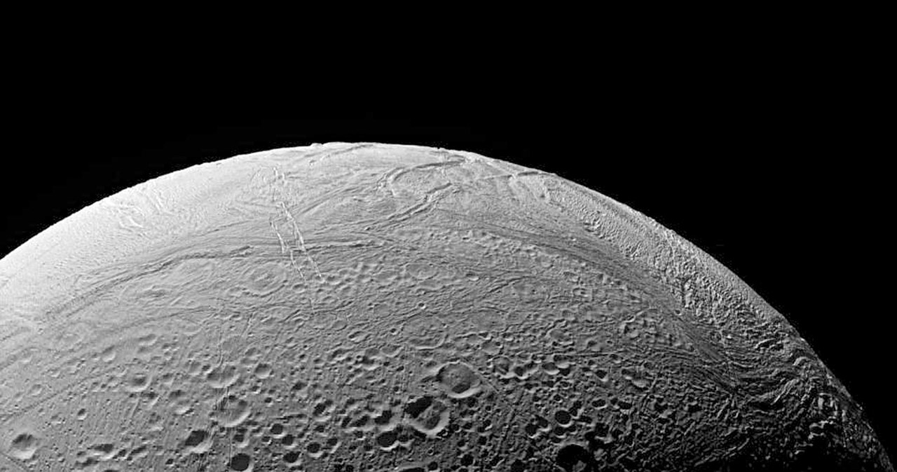 Chociaż Enceladus wydaje się miejscem niezbyt gościnnym, istnieje tam kilka czynników, które mogą sprzyjać obecności życia /AFP