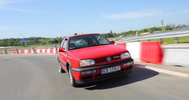 Chociaż Golf III GTI seryjnie miał obniżone zawieszenie, i tak nie prowadził się przesadnie sportowo. Był oceniany jako zbyt miękki. /Motor