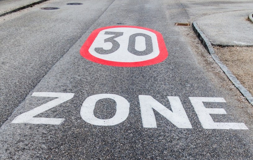 Chociaż Holandia to mały kraj, ograniczenie do 30 km/h to absurd /Getty Images