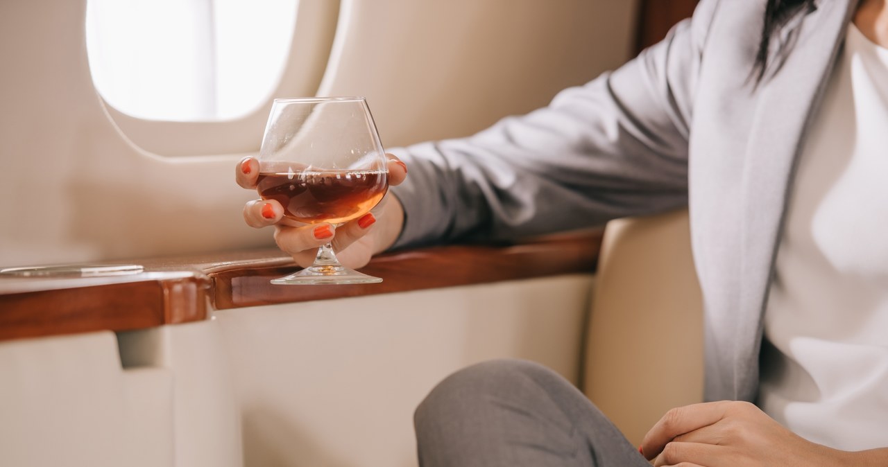 Chociaż raczenie się alkoholem podczas lotu jest przyjemne, może mieć katastrofalne skutki dla naszego zdrowia /123RF/PICSEL