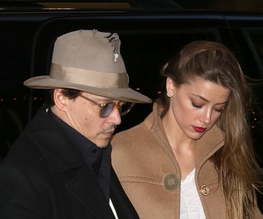 Chociaż wydaje się, że Depp toczy batalię sądową przeciwko byłej żonie, w rzeczywistości wystąpił przeciwko firmie News Group Newspapers - wydawcy brytyjskiego tabloidu "The Sun", którego oskarżył o zniesławienie. Chodziło o wypowiedź aktorki Katherine Kendall opublikowanej przez gazetę, z której wynikało, że Depp jest "damskim bokserem", czyli bił Amber Heard, gdy byli w związku.