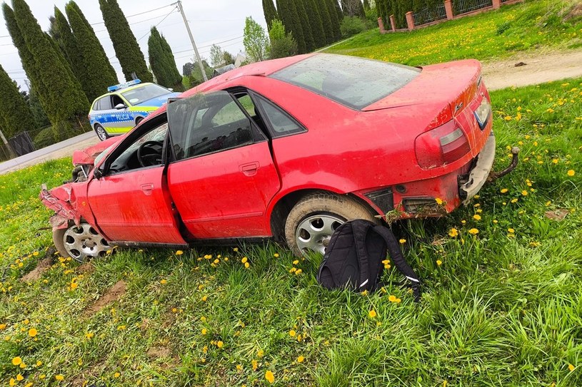 Chociaż wypadek wyglądał bardzo groźnie, kierowca Audi wyszedł z niego bez obrażeń /Policja