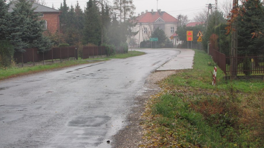 Chodnik jest, ale bardzo krótki. /Maciej Grzyb /RMF FM