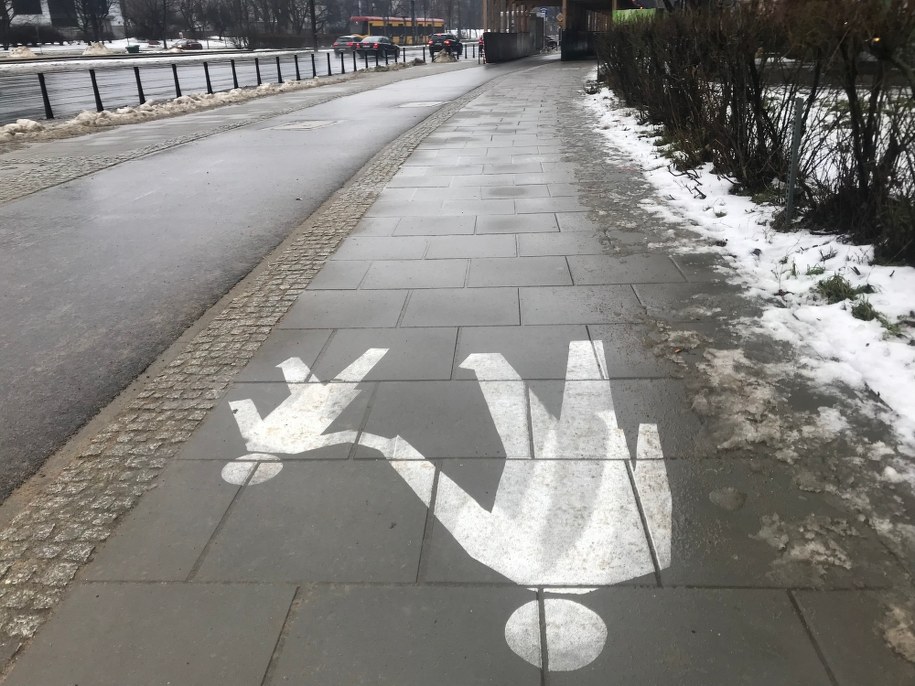 Chodnik, który ma pochłaniać smog /Michał Dobrołowcz /RMF FM