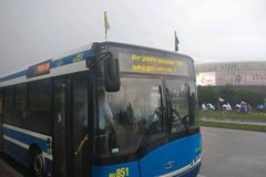 Chodnik na L4, autobus przepraszający za spóźnienie. Wyjątkowy projekt w Krakowie
