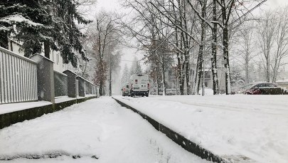 Chodnik na poziomie łydek. Absurdalna sytuacja w Łodzi