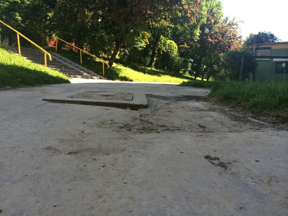 Chodnik przy Różanej od 10 lat jest w fatalnym stanie /Krzysztof Kot /RMF FM