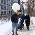 Chodzą z balonem przyczepionym do wózka. Nietypowy pomysł Polaków