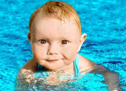 Chodzenie na basen z niemowlętami i małymi dziećmi to popularna rozrywka /&copy; Panthermedia