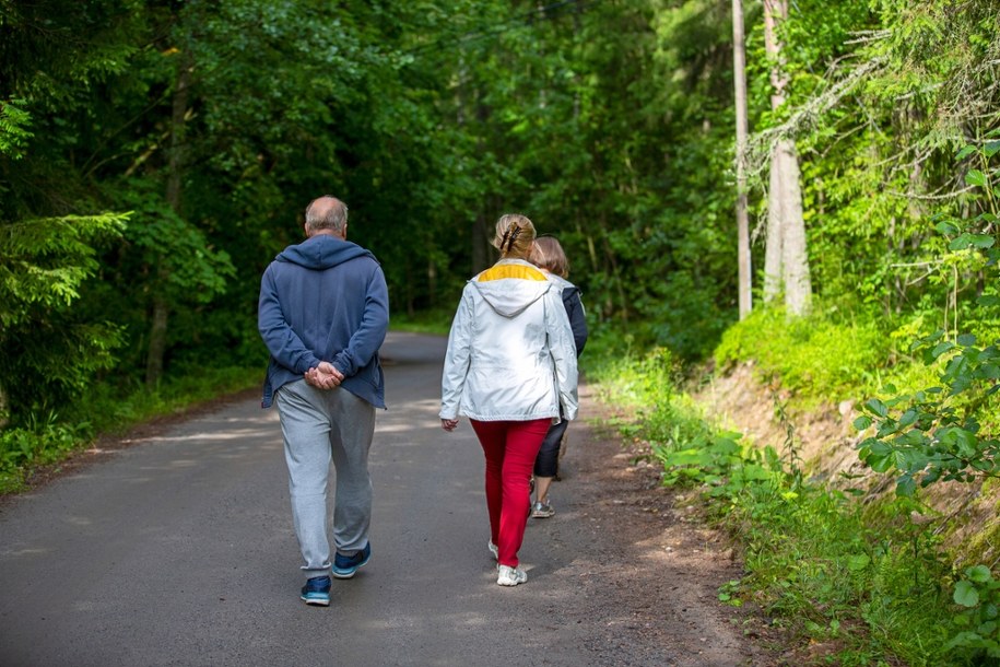 Chodzenie to aktywność dostępna niemal dla każdego /Shutterstock