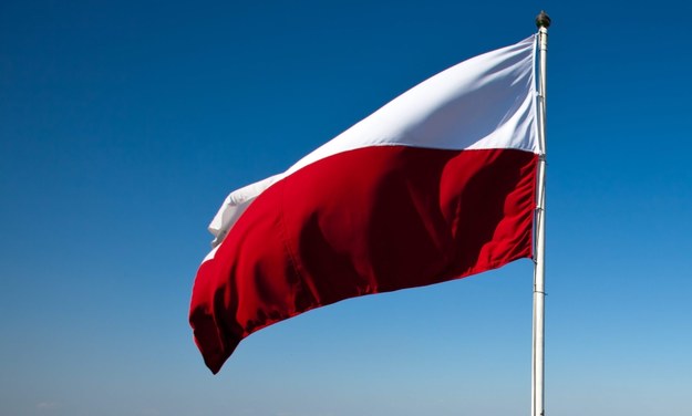 Chodzi jedynie o to, by - jak podkreśla konsul - teraz nasza polska flaga trafiła w godne miejsce /Stanisław Rozpędzik /PAP