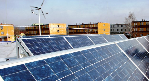 Chodzi o wyłudzenie pieniędzy unijnych na budowę baterii słonecznych /Krzysztof Świderski /PAP