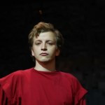Chodzi w czapce i szaliku we własnym pałacu. Marzenie stało się wyzwaniem