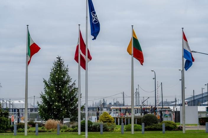 Choinka przed Kwaterą Główną NATO /Katarzyna Szymańska- Borginon  /RMF24