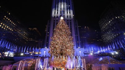 Choinka przed Rockefeller Center już w pełnym blasku