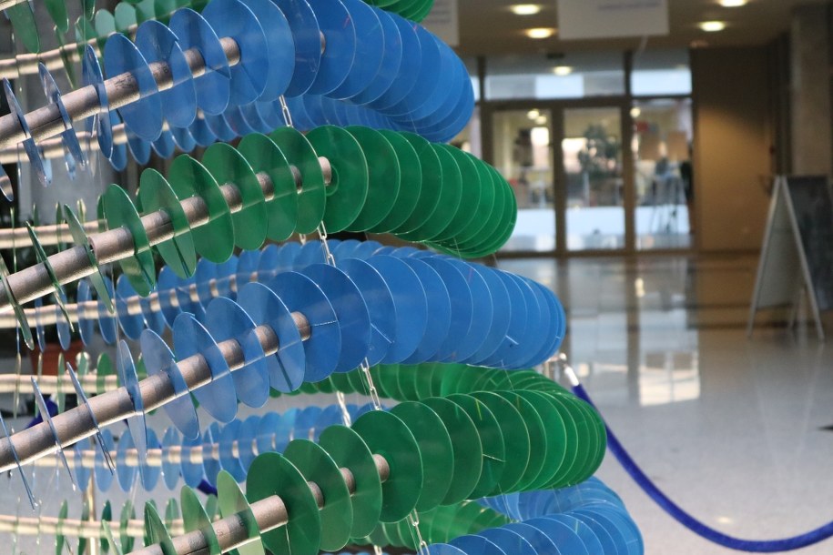 Choinka w holu biblioteki Uniwersytetu Warmińsko-Mazurskiego /Piotr Bułakowski /RMF FM