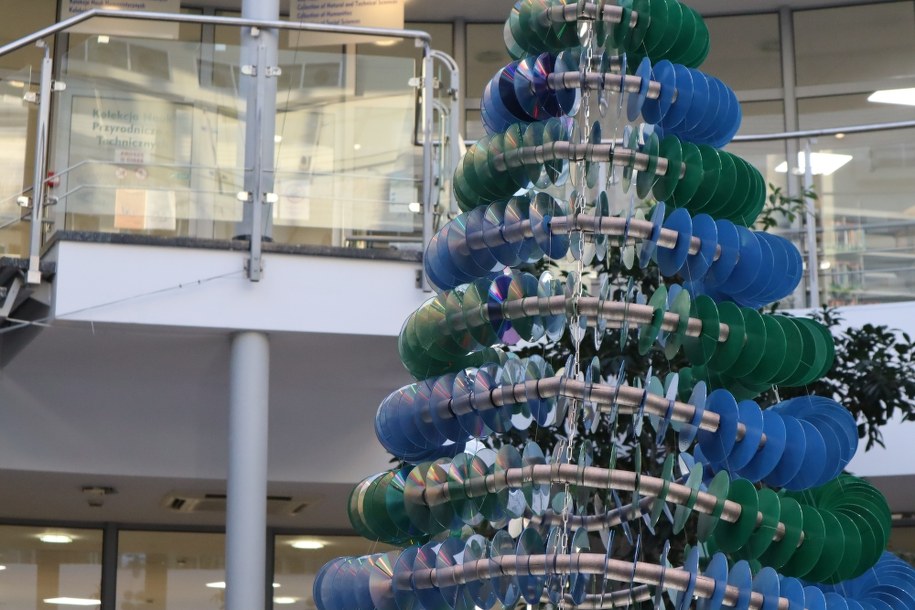 Choinka w holu w holu biblioteki Uniwersytetu Warmińsko-Mazurskiego /Piotr Bułakowski /RMF FM