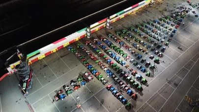 Choinka z 213 traktorów na torze wyścigowym koło Florencji