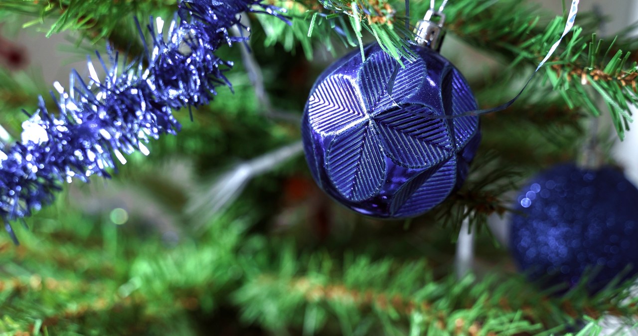Choinka z granatowym akcentem zyskuje elegancje i przywołuje myślami zimowy, magiczny czas /Pixel