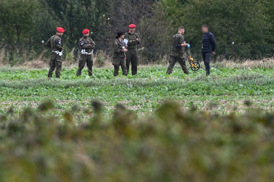 Choiny, 19.09.2025. Służby w miejscu znalezienia fragmentów rakiety /Wojtek Jargiło /PAP