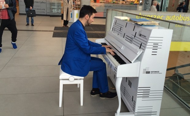 Chopinowskie mazurki na dworcu w Katowicach. W holu postawiono... pianino