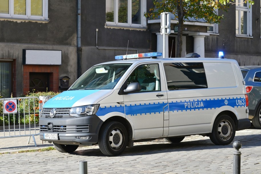 Chorą kobietę wywlókł z mieszkania i zostawił na klatce schodowej, gdzie zmarła. /Shutterstock