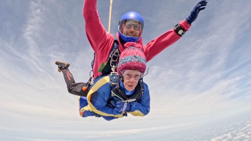 Chora na białaczkę 90-letnia Shirley Robinson wyskoczyła z samolotu na wysokości ponad czterech kilometrów nad ziemią /Skydive Langar /facebook.com
