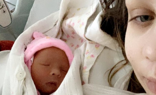 Chora na mukowiscydozę urodziła zdrowe dziecko. Pomogły leki nowej generacji