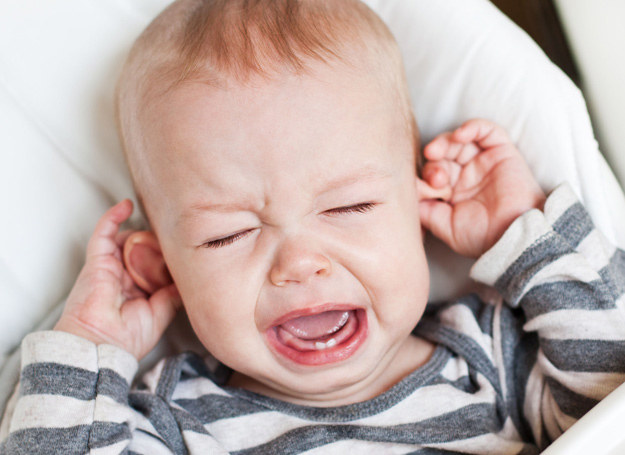 Chore dziecko ma zwykle wysoką gorączkę, czasami sięgającą nawet 40°C, przytłumiony słuch, nudności, wymioty lub biegunkę. /123RF/PICSEL