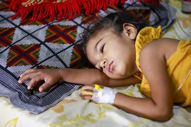 Chore dziecko w jednym ze szpitali w Bangladeszu /	Suvra Kanti Das/ABACA /PAP