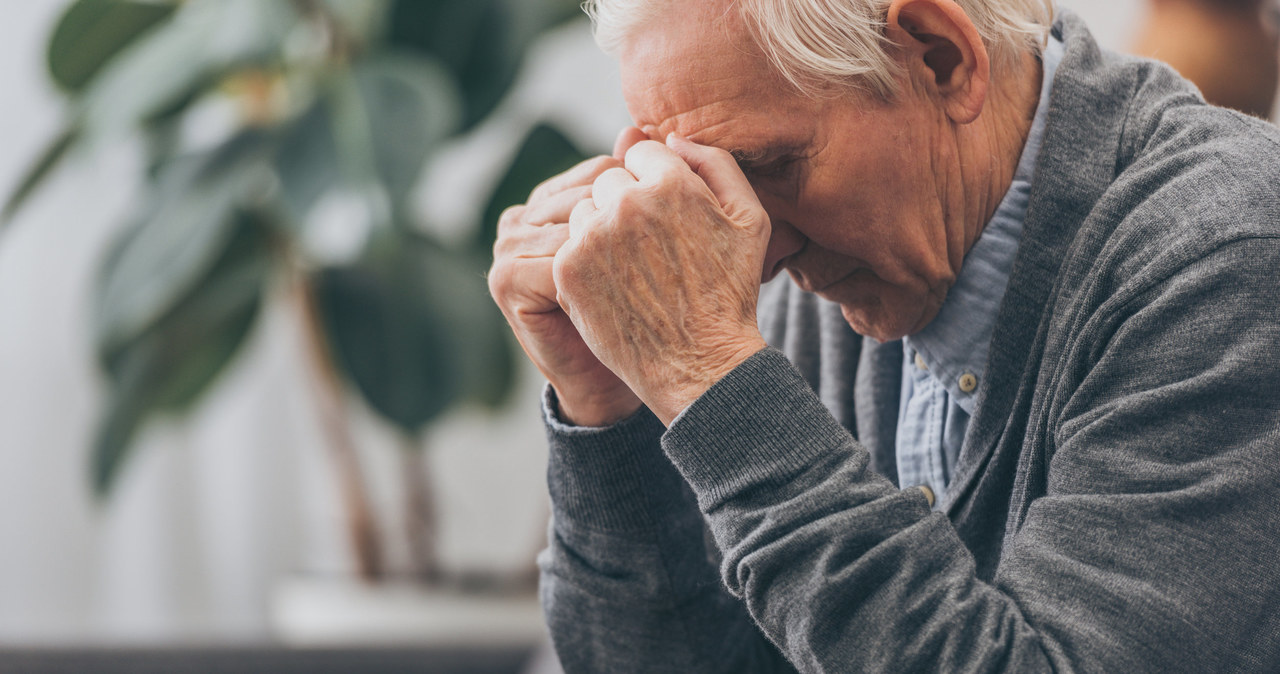 Choroba Alzheimera powoduje kłopoty z pamięcią, obniżenie nastroju chorego oraz zaburzenia równowagi /123RF/PICSEL