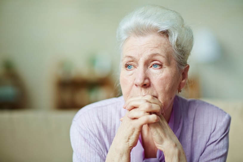 Choroba Alzheimera powoduje nie tylko zaniki pamięci, ale zaburza także mowę, koordynację ruchową i zmienia osobowość chorego /123RF/PICSEL