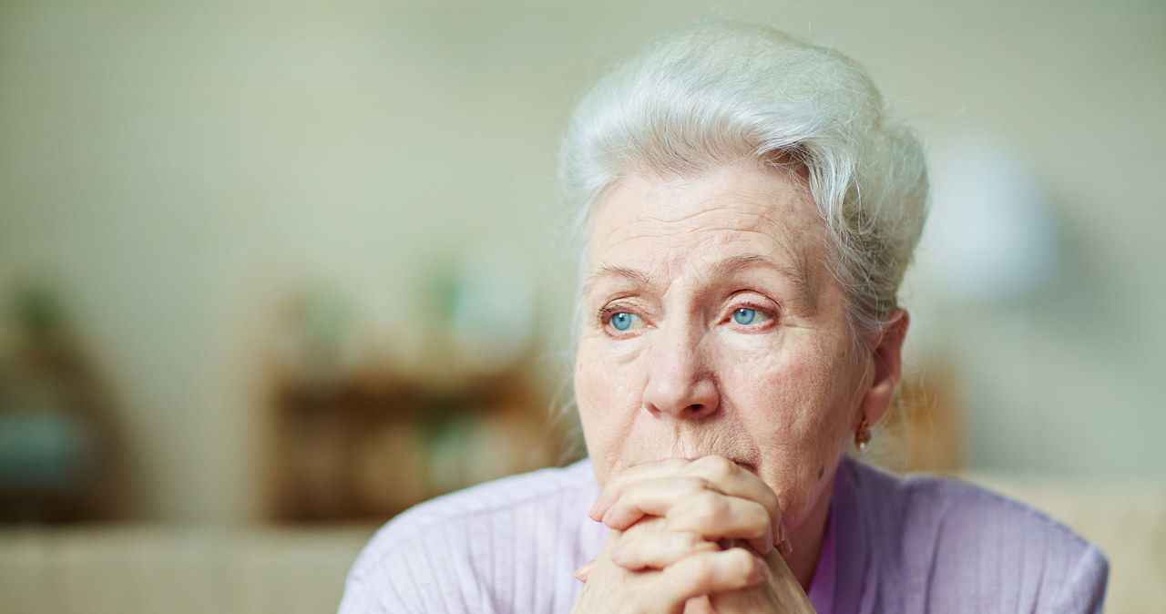 Choroba Alzheimera powoduje nie tylko zaniki pamięci, ale zaburza także mowę, koordynację ruchową i zmienia osobowość chorego /123RF/PICSEL