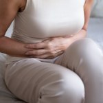 Choroba może długo pozostać w ukryciu. Te objawy sugerują zapalenie uchyłków