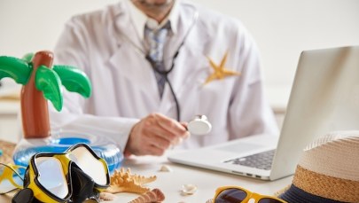 Choroba na wakacjach? W Polsce nadal możemy leczyć się na NFZ
