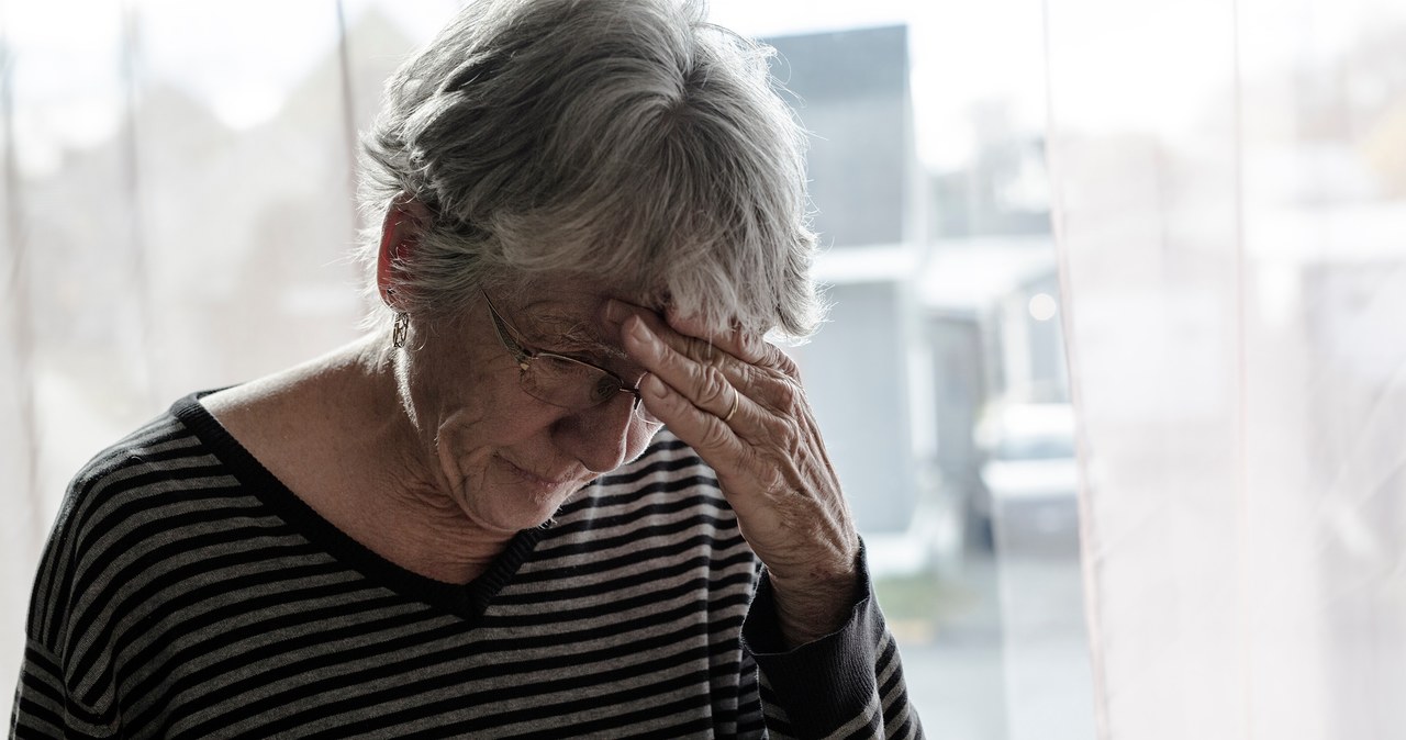 Choroba Parkinsona jest kojarzona głównie z drżeniem rąk. Lista możliwych objawów jest jednak długa i warto zapamiętać też inne symptomy /123RF/PICSEL